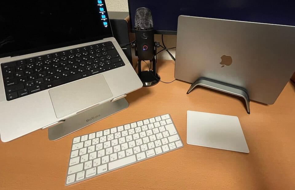 2台のPCとMagic KeyboardとMagic TrackPad