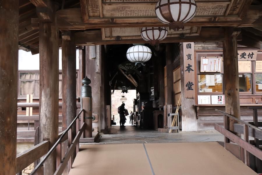 長谷寺の登廊の出口と本堂の入口